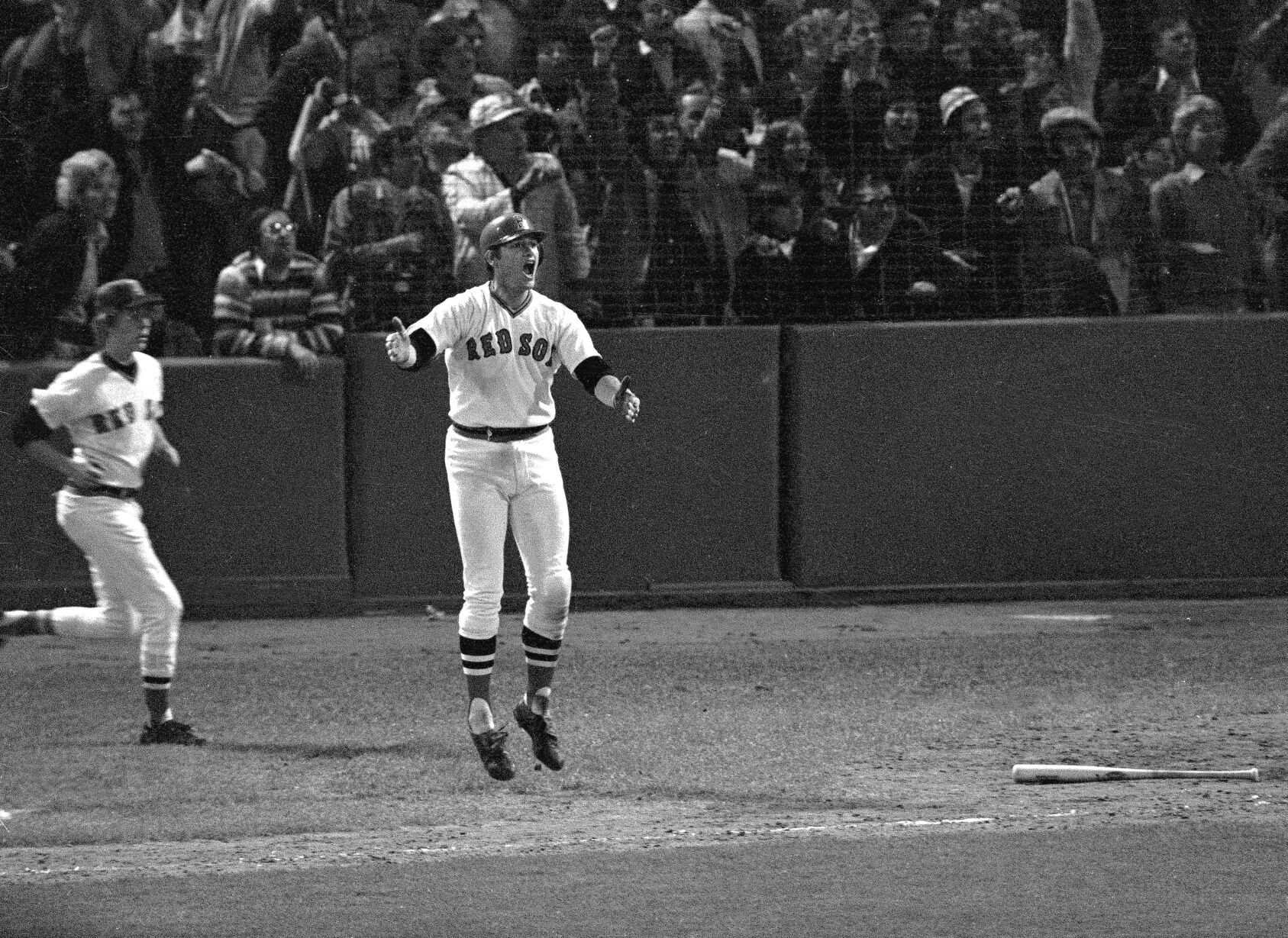 1975: Carlton Fisk home run lifts Red Sox over Reds, forcing Game 7